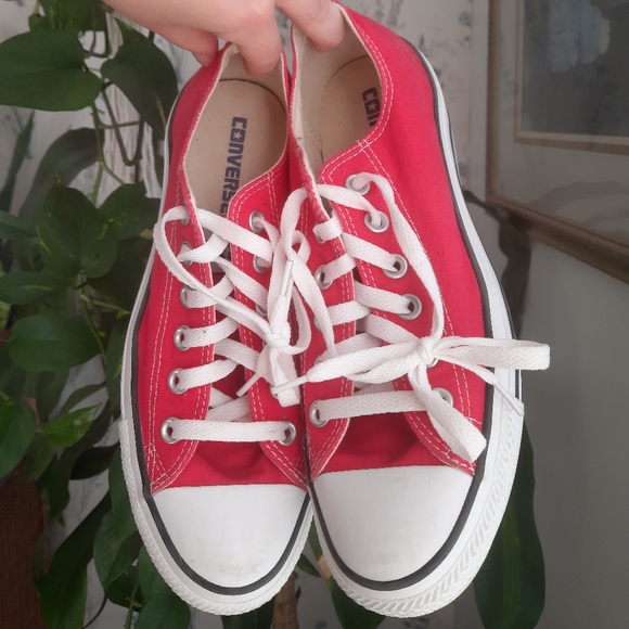 Converse Shoes - Unisex Converse size 6 MENS/8 WOMENS, Strawberry